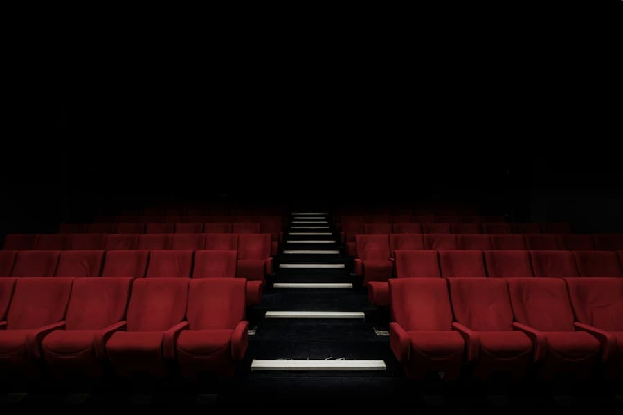 Une salle de cinéma avec des fauteuils rouges