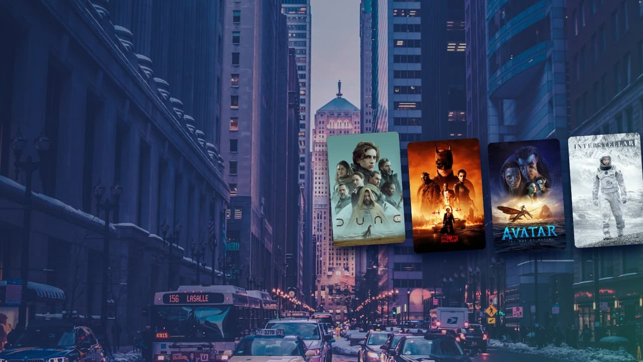 Rue de ville au crépuscule avec des affiches de films en streaming